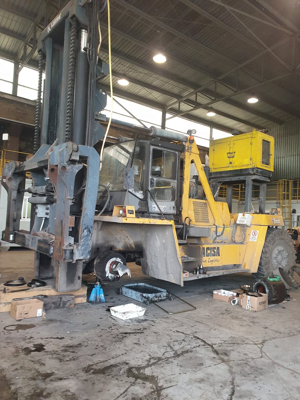 Manutenzione carrello elevatore ACISA in officina - sollevamento industriale