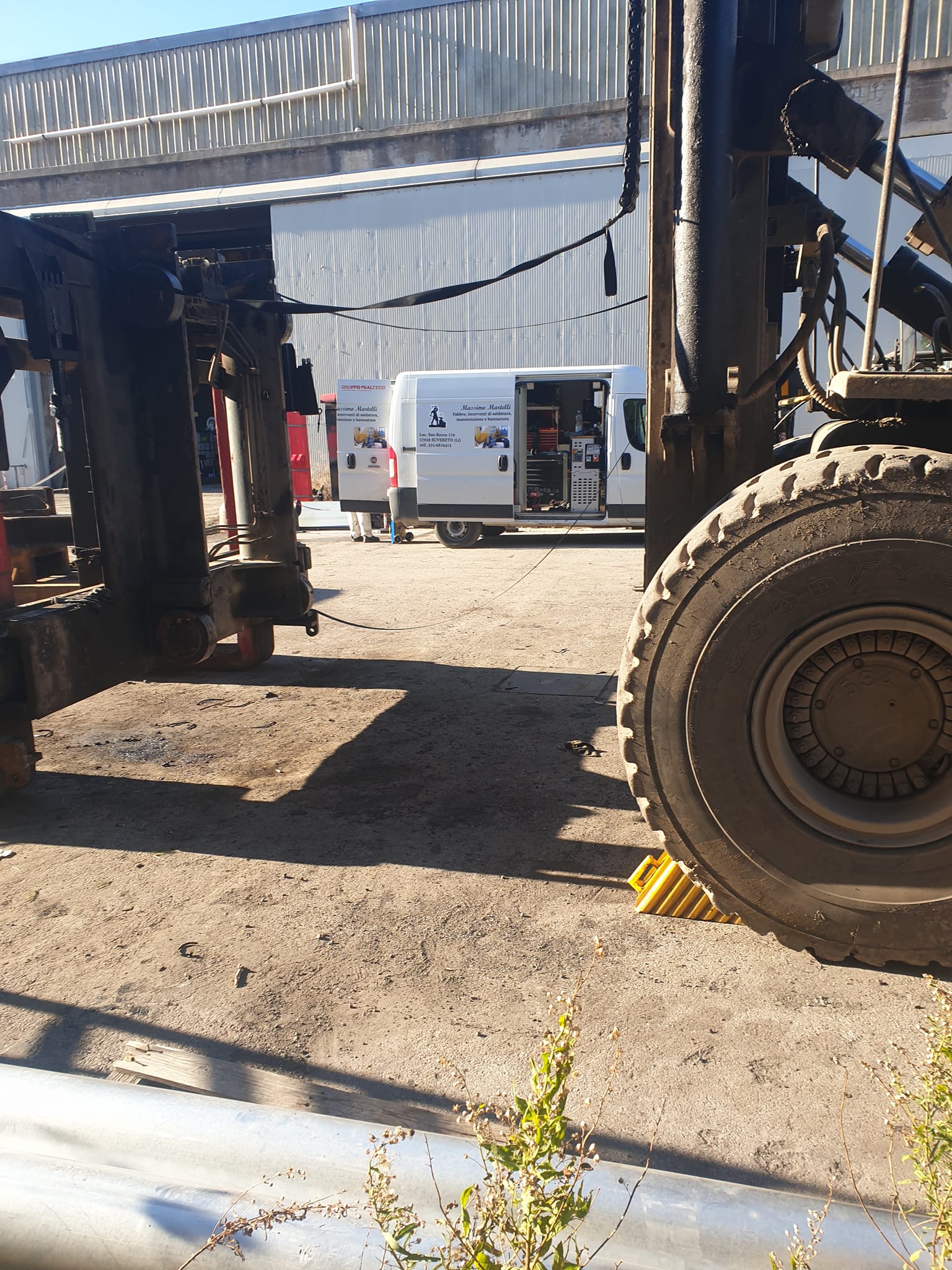 Macchine movimento terra in assistenza - officina Martelli Suvereto Livorno