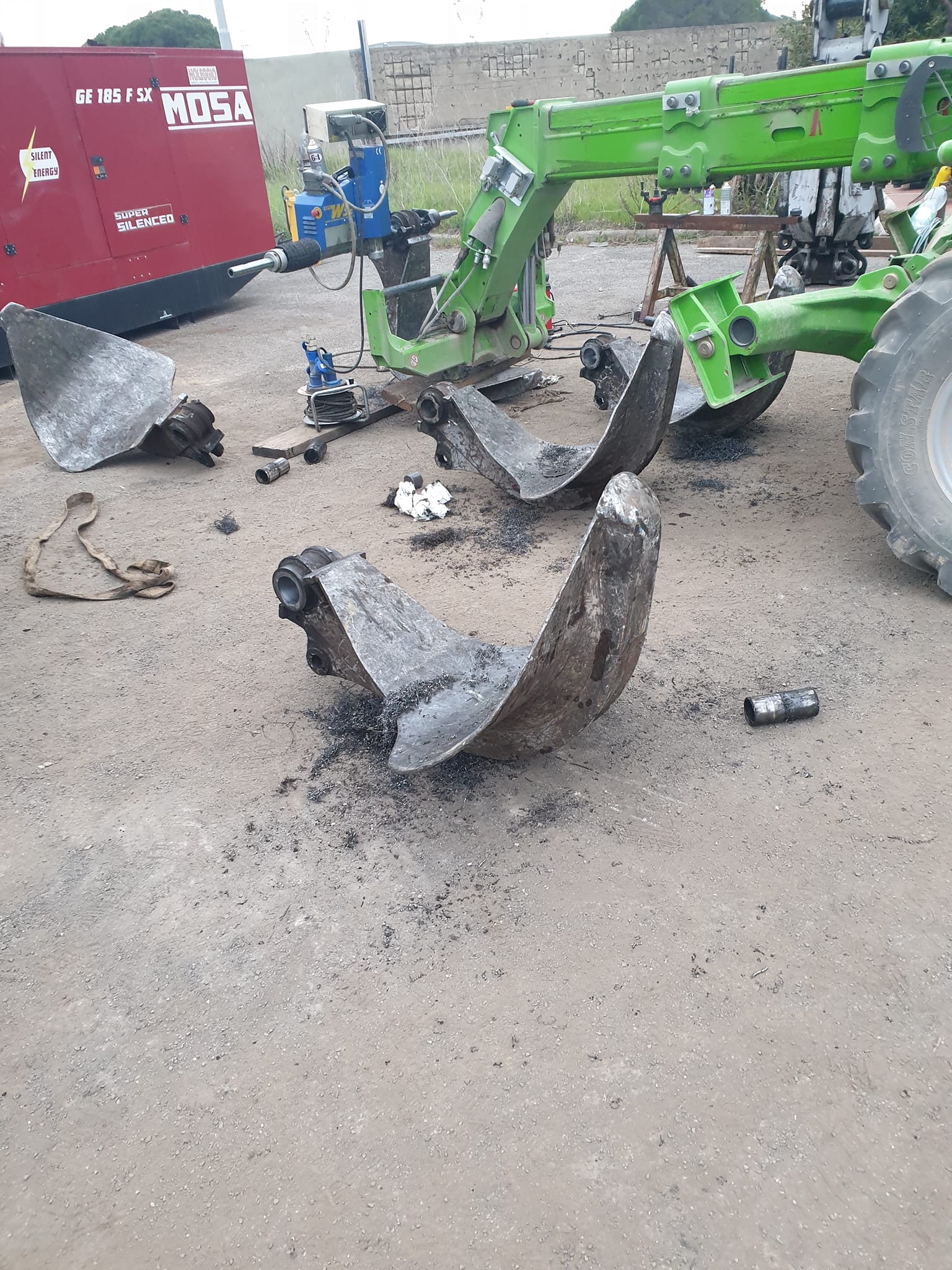 Smontaggio e riparazione benna escavatore - carpenteria pesante