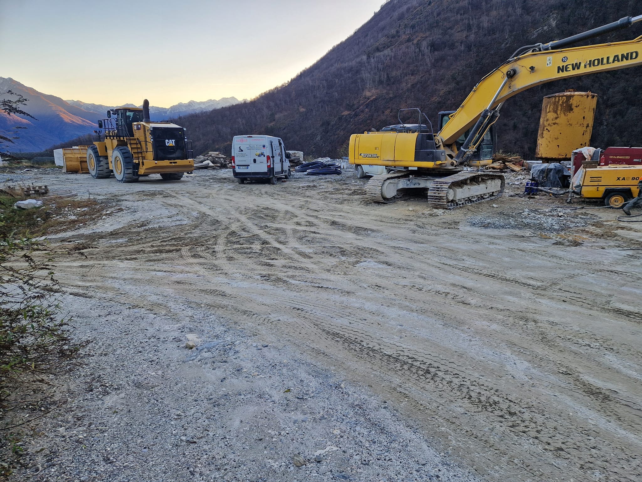 Intervento su escavatori CAT e New Holland in cantiere montano - officina mobile
