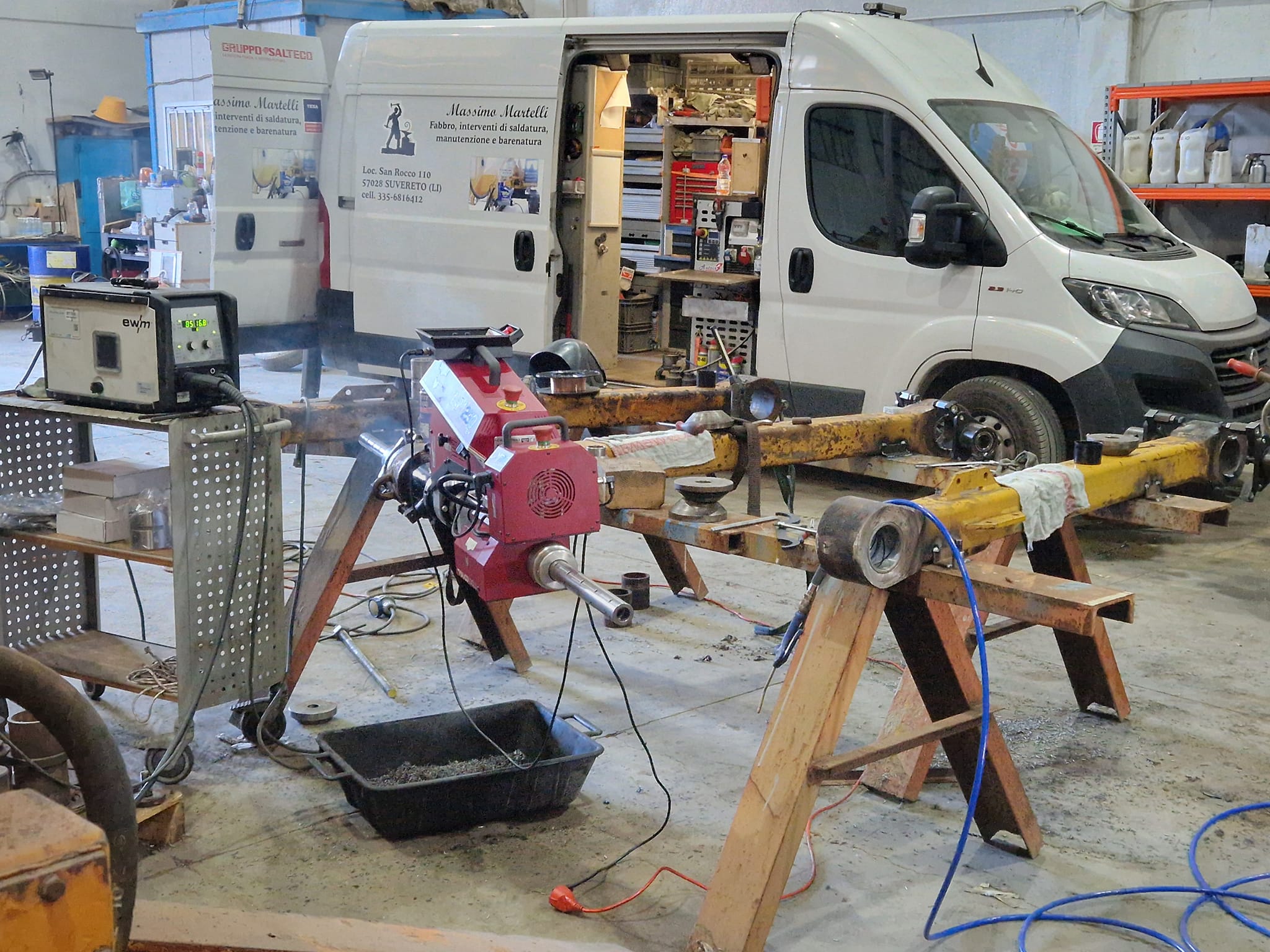 Officina meccanica Martelli - lavorazione con bareno e furgone attrezzato