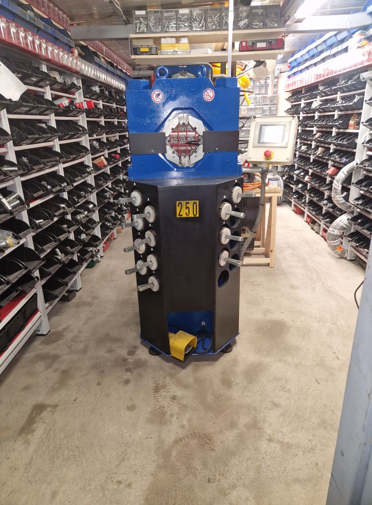 Pressa per tubi oleodinamici e magazzino raccorderia officina Martelli