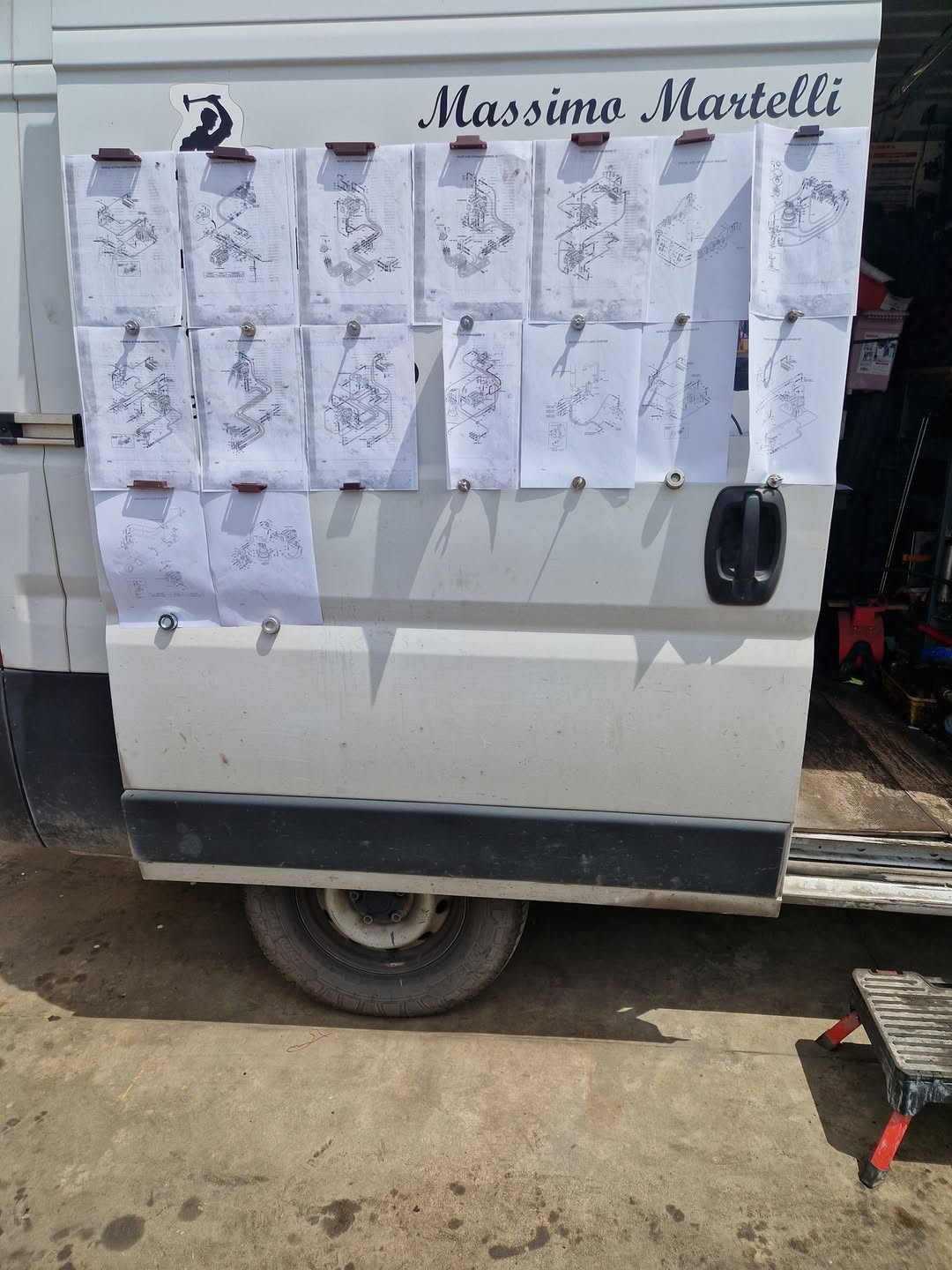 Furgone Massimo Martelli con disegni tecnici lavorazioni - brand officina mobile