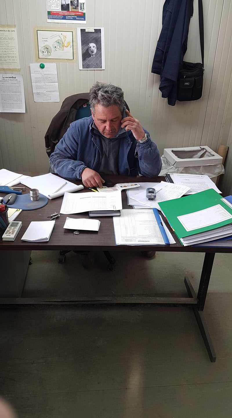 Massimo Martelli nel suo ufficio in officina a Suvereto